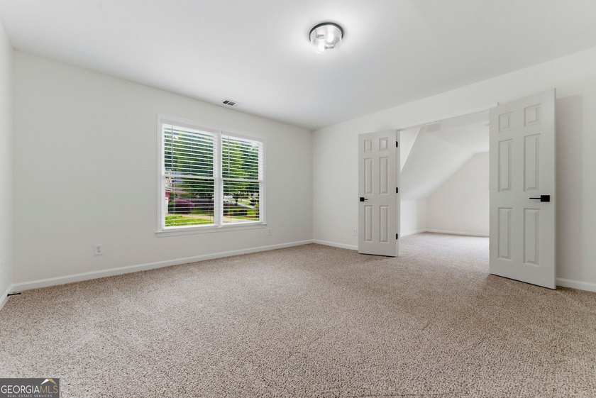 Welcome to this beautifully renovated 5-bedroom, 4-bathroom home - photo 31