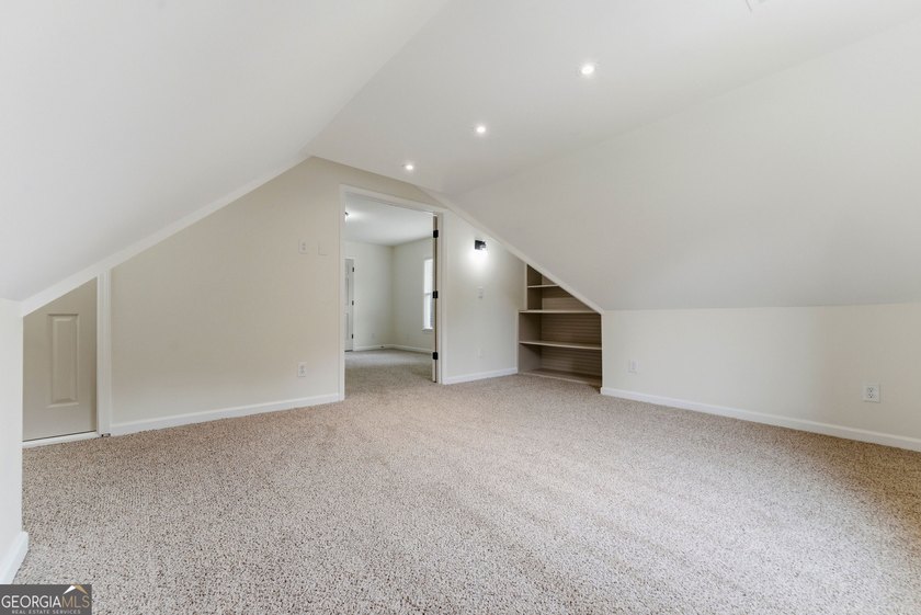 Welcome to this beautifully renovated 5-bedroom, 4-bathroom home - photo 33