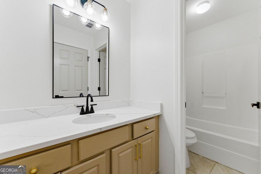 Welcome to this beautifully renovated 5-bedroom, 4-bathroom home - photo 34