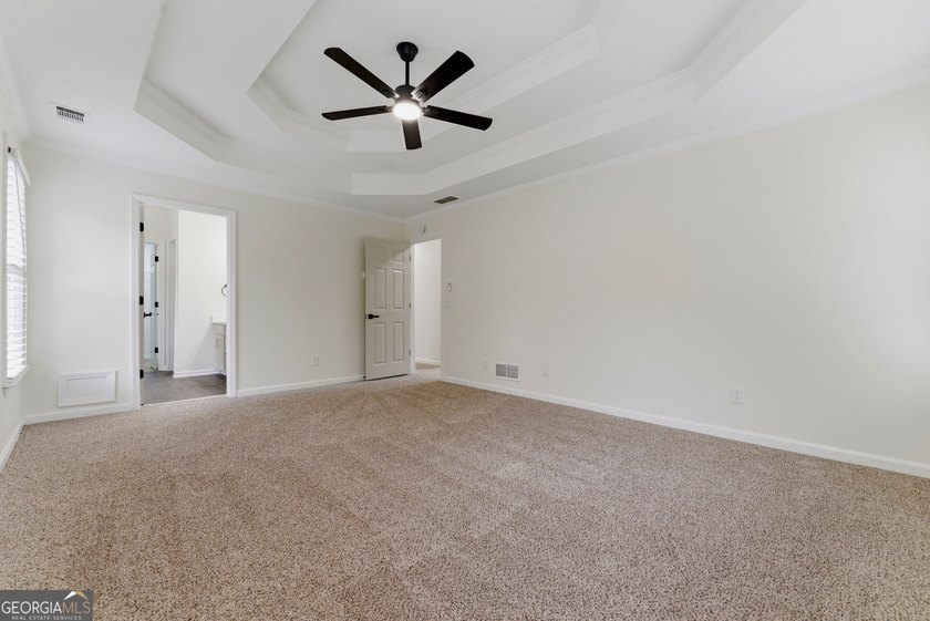 Welcome to this beautifully renovated 5-bedroom, 4-bathroom home - photo 36