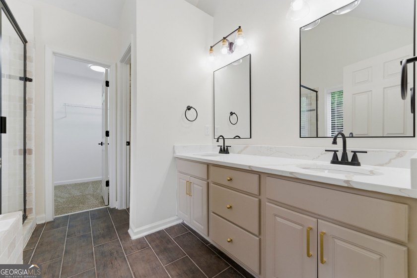 Welcome to this beautifully renovated 5-bedroom, 4-bathroom home - photo 37