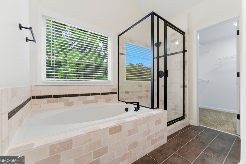 Welcome to this beautifully renovated 5-bedroom, 4-bathroom home - photo 38