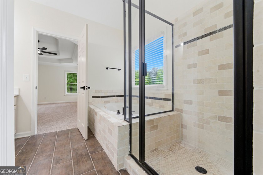 Welcome to this beautifully renovated 5-bedroom, 4-bathroom home - photo 39
