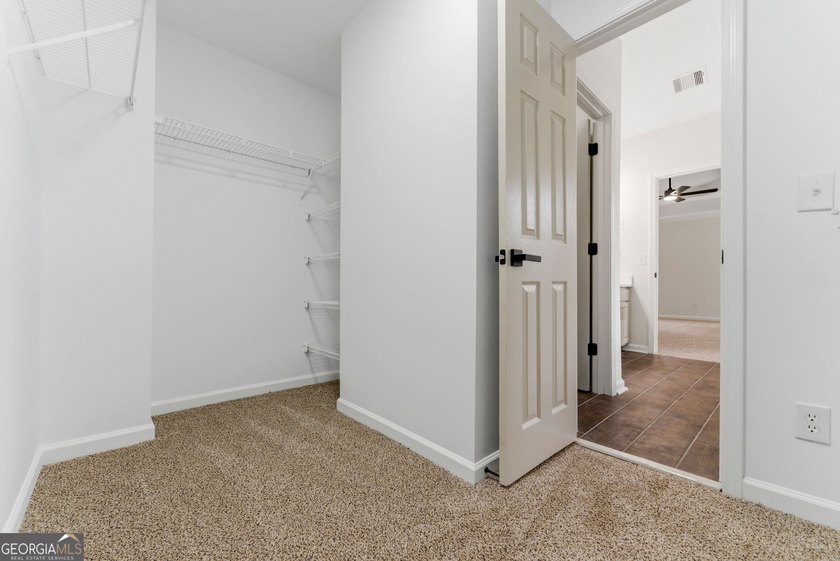 Welcome to this beautifully renovated 5-bedroom, 4-bathroom home - photo 40