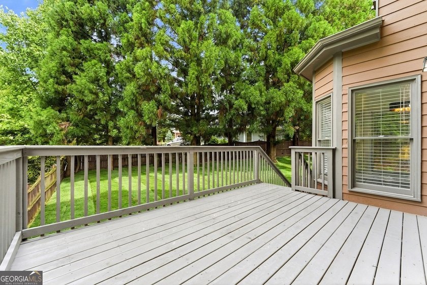 Welcome to this beautifully renovated 5-bedroom, 4-bathroom home - photo 42