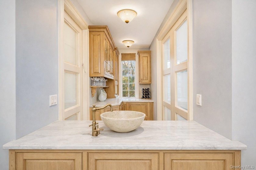A rare opportunity to own a truly exceptional, fully detached - photo 4