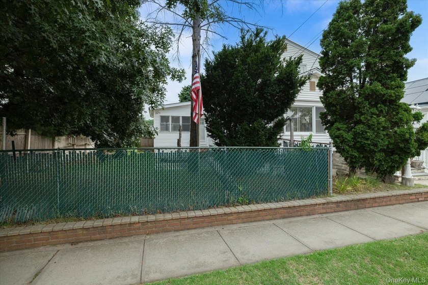 Welcome to this beautifully maintained 4-bedroom, 2-bath - photo 4