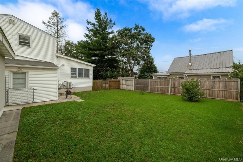 Welcome to this beautifully maintained 4-bedroom, 2-bath - photo 6