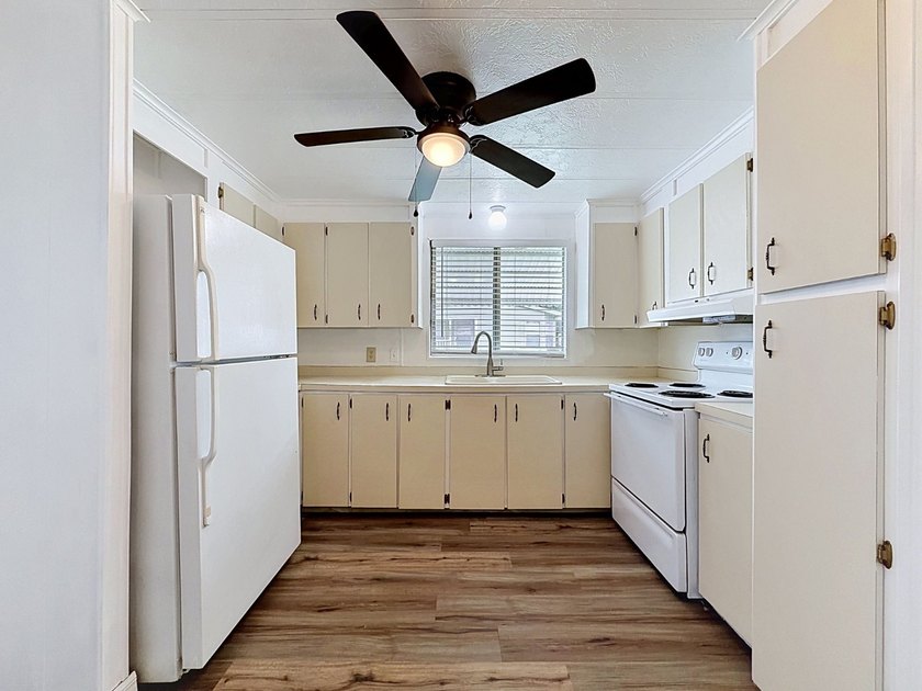 Completely remodeled 2 bedroom, 2 bathroom home located in an - photo 11