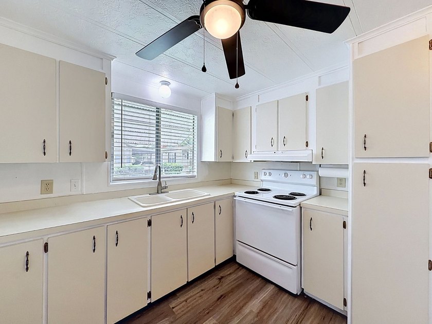 Completely remodeled 2 bedroom, 2 bathroom home located in an - photo 13