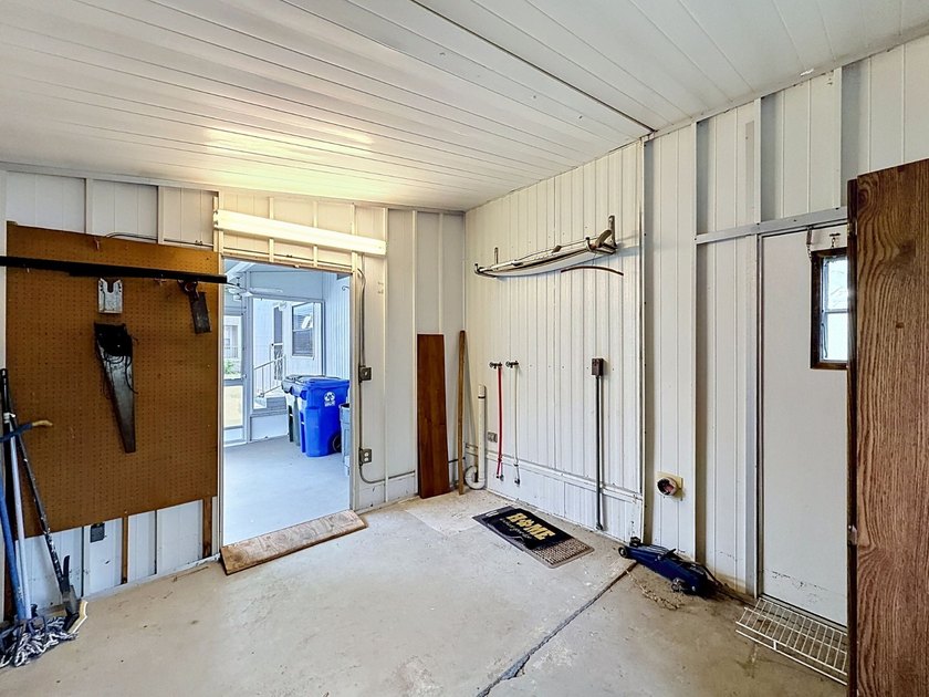 Completely remodeled 2 bedroom, 2 bathroom home located in an - photo 41