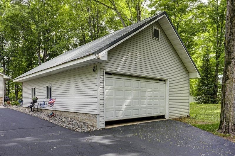 Lake living at its finest from this year 26yr old 4br-2.5 bath - photo 3
