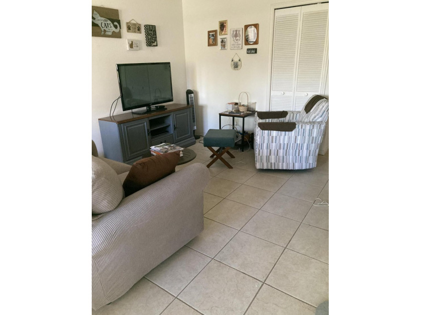 Motivated seller....Beautiful bright 2/2 villa in the very - photo 8