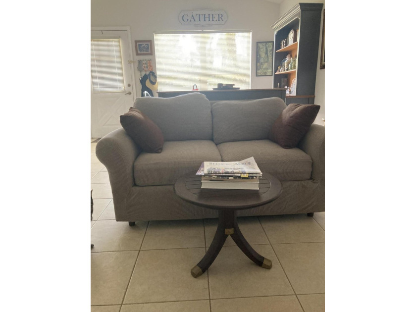 Motivated seller....Beautiful bright 2/2 villa in the very - photo 9