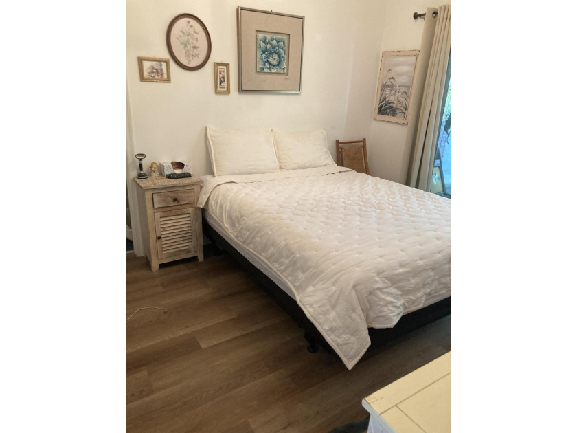 Motivated seller....Beautiful bright 2/2 villa in the very - photo 10
