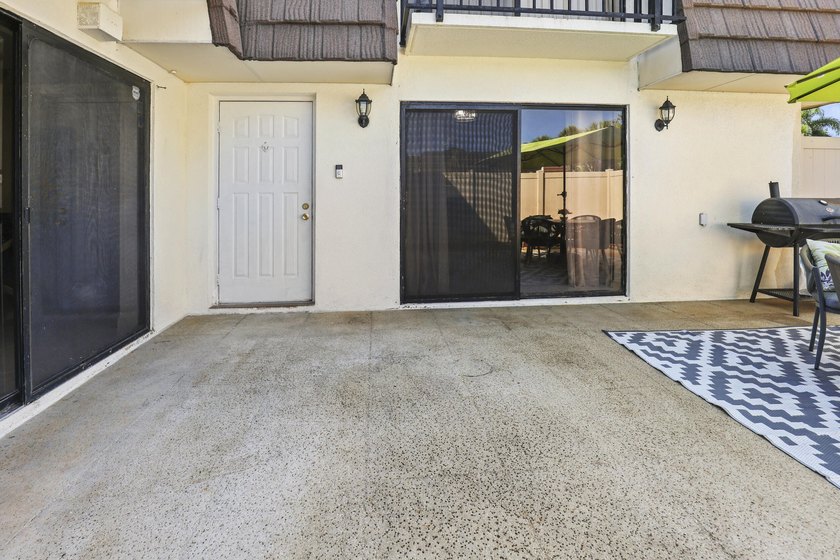 Charming 2-bedroom townhouse with both bedrooms featuring - photo 4
