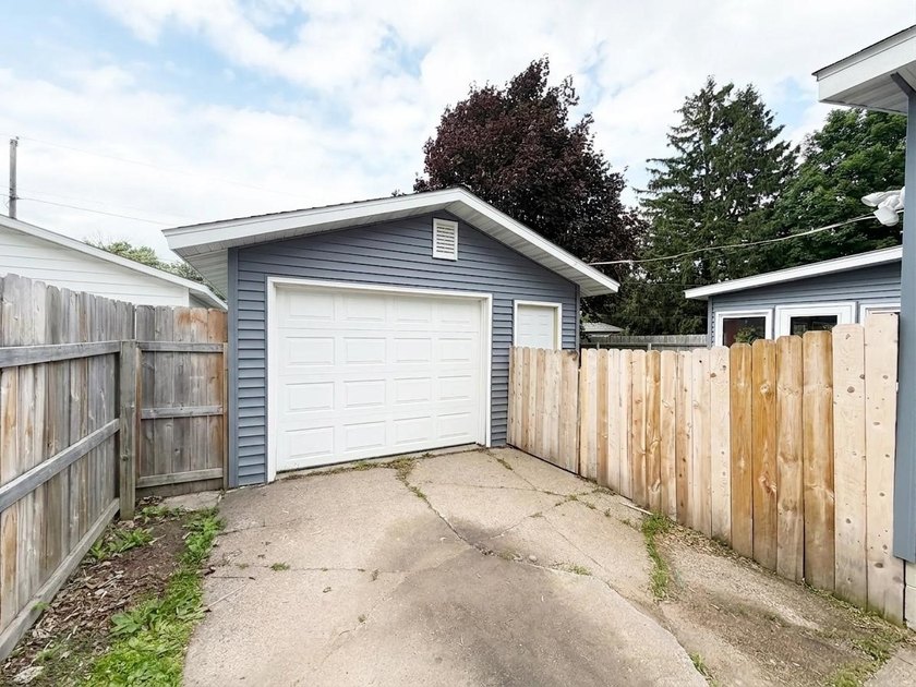 Welcome home to this charming 3-bedroom, 1.5-bath property - photo 25