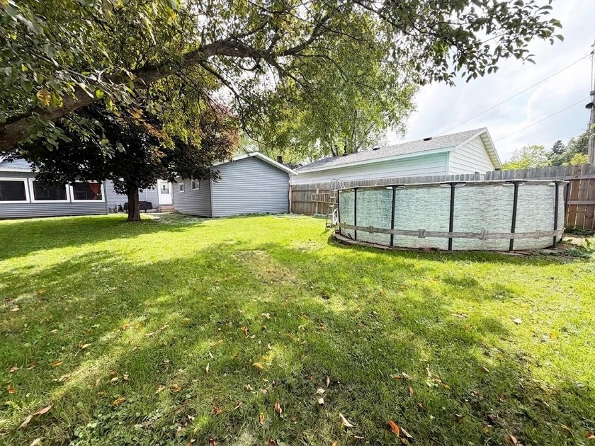 Welcome home to this charming 3-bedroom, 1.5-bath property - photo 27