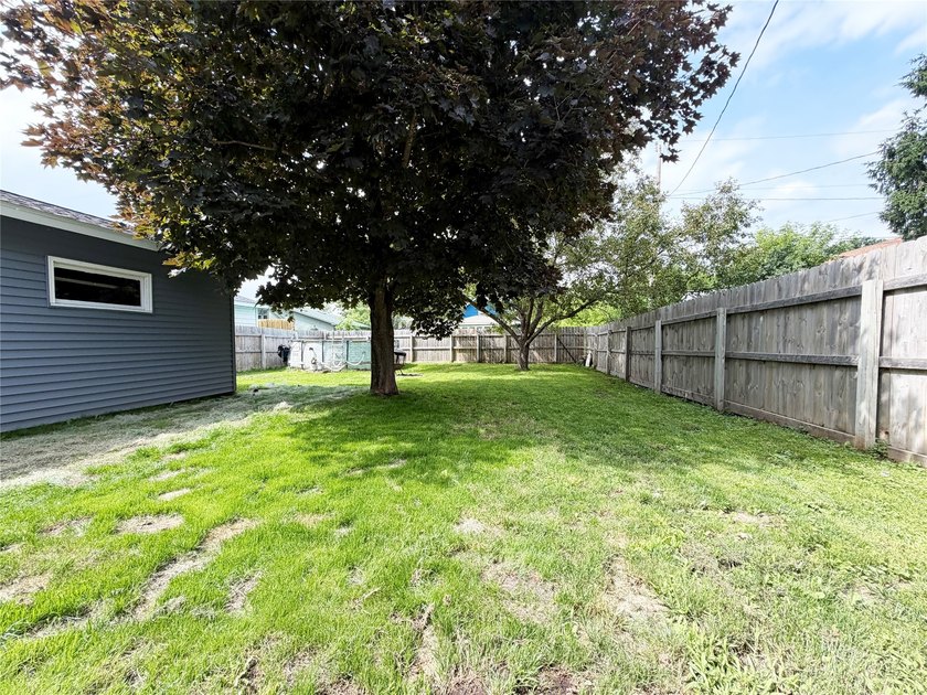 Welcome home to this charming 3-bedroom, 1.5-bath property - photo 30