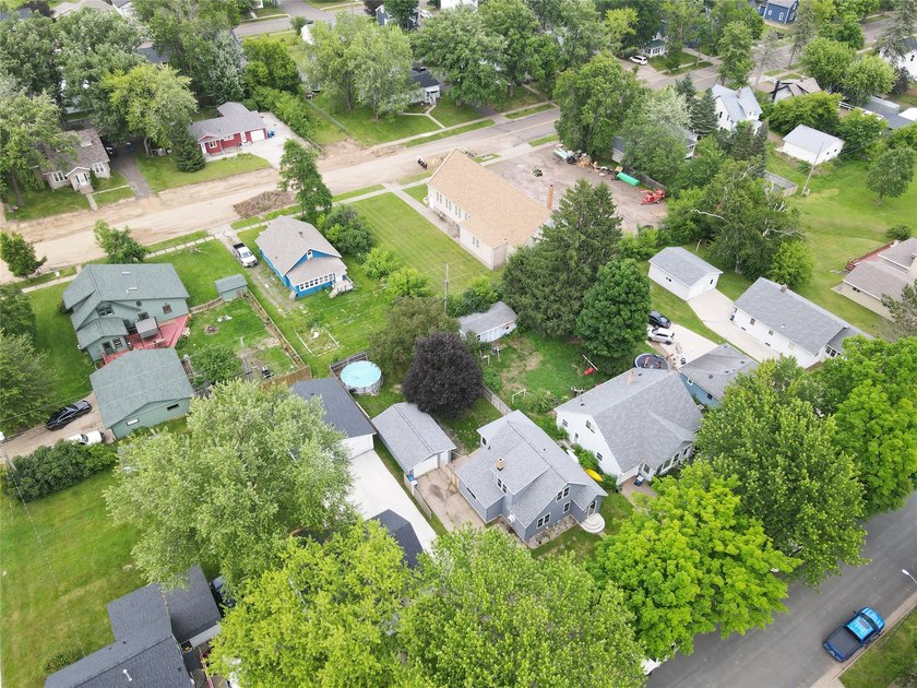 Welcome home to this charming 3-bedroom, 1.5-bath property - photo 31
