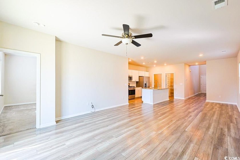 Welcome to this beautifully designed 5-bedroom, 2.5-bathroom - photo 5
