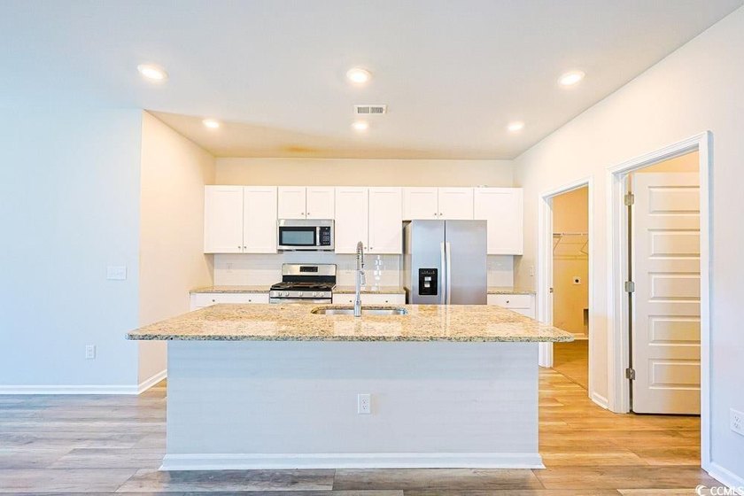 Welcome to this beautifully designed 5-bedroom, 2.5-bathroom - photo 6