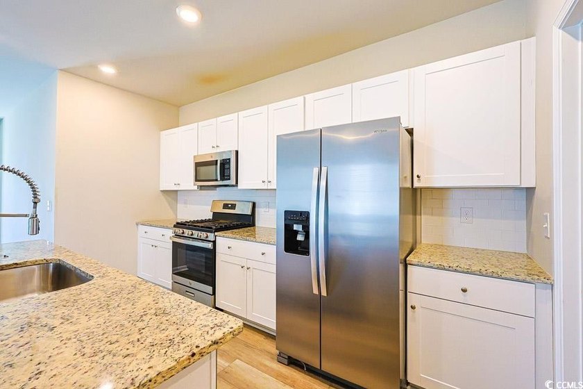 Welcome to this beautifully designed 5-bedroom, 2.5-bathroom - photo 10