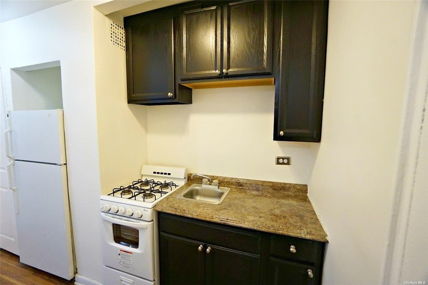 BRING YOUR CONTRACTOR! This home needs TENDER LOVING CARE (TLC) - photo 3