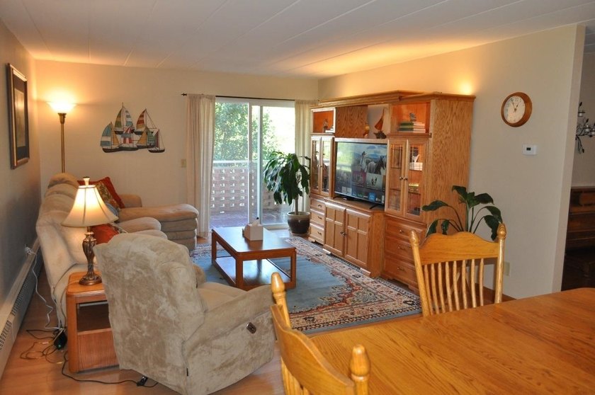 Conveniently located near shopping, restaurants, and the bus - photo 3