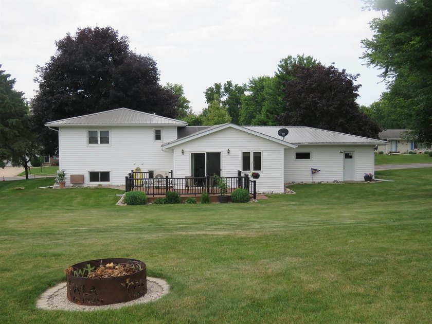 Well maintained, move in ready 3 bedroom 2 full bath home in - photo 4