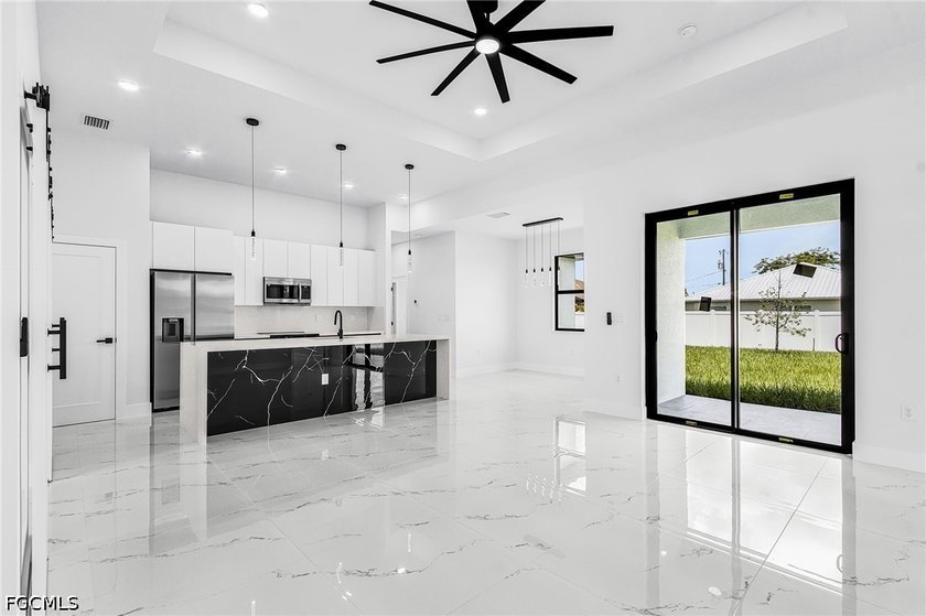 Welcome to your dream home in Cape Coral! This stunning single - photo 3