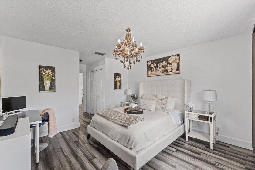 Stunning, completely renovated 4 BD / 3.5 BA in Stratford Green - photo 16