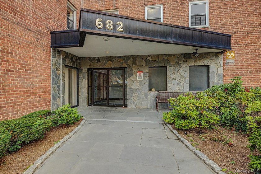 A must see. Beautiful Bright &amp; Spacious fully renovated 2 - photo 2