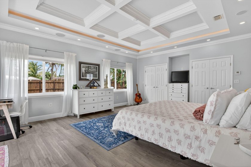 Clean, elegant, and meticulously maintained with a NEW ROOF - photo 2