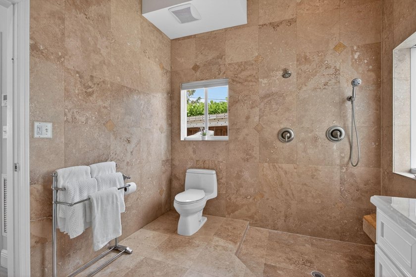 Clean, elegant, and meticulously maintained with a NEW ROOF - photo 4