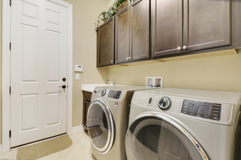 Welcome to your dream home! This stunning 1-story 4-bedroom - photo 24