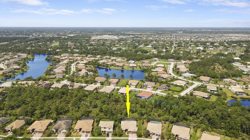 Welcome to your dream home! This stunning 1-story 4-bedroom - photo 32