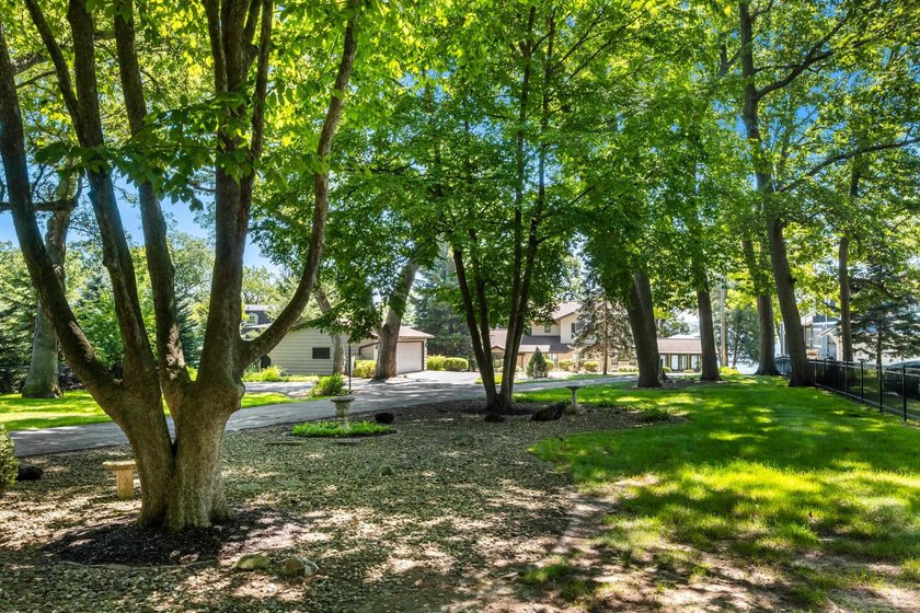 Classic lakefront architecture and timeless craftsmanship define - photo 4