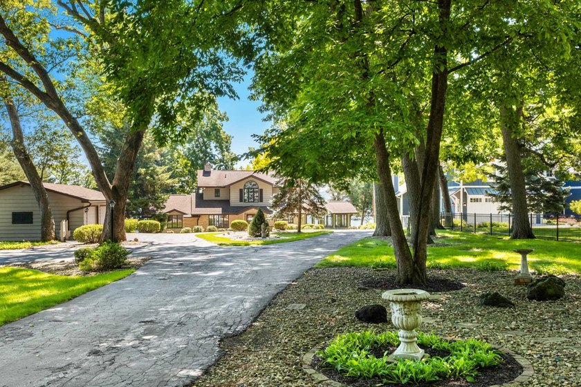 Classic lakefront architecture and timeless craftsmanship define - photo 5