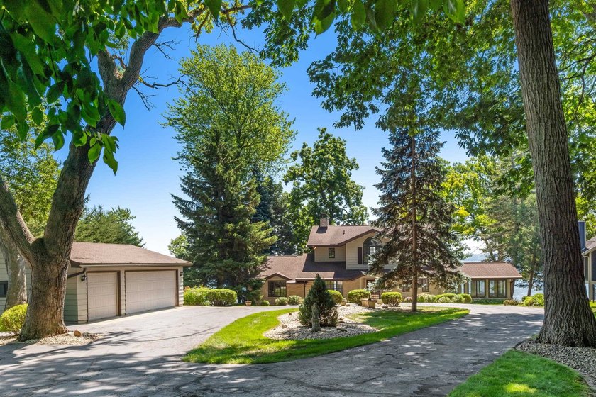Classic lakefront architecture and timeless craftsmanship define - photo 6