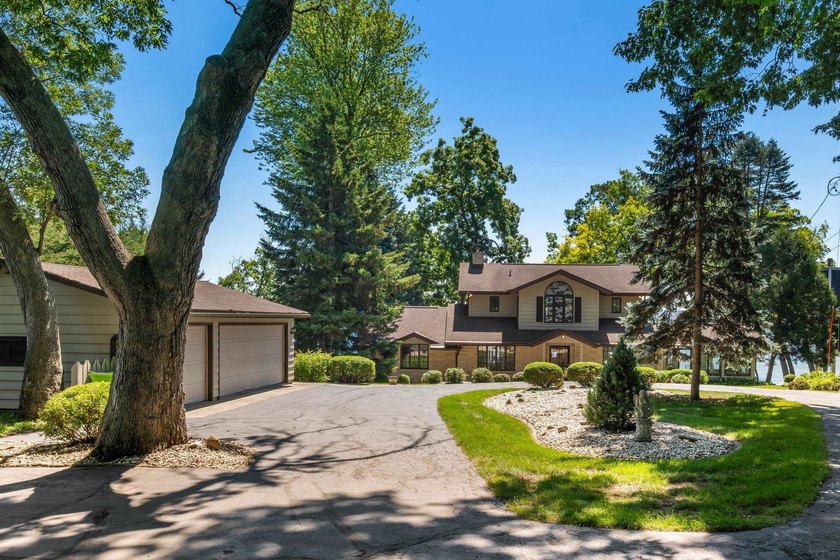 Classic lakefront architecture and timeless craftsmanship define - photo 7