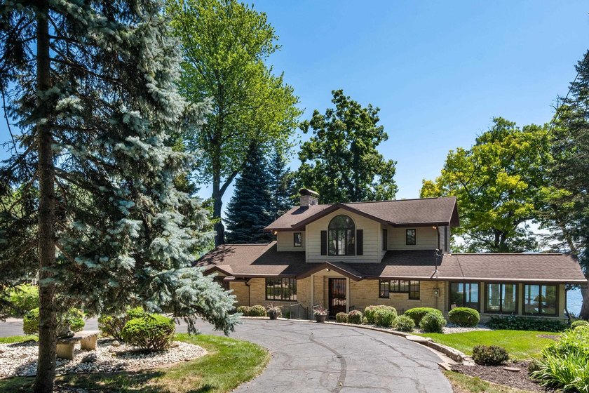 Classic lakefront architecture and timeless craftsmanship define - photo 8