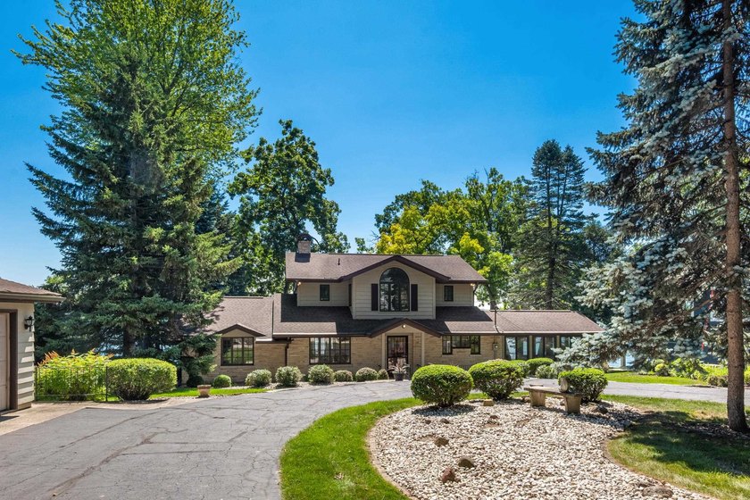 Classic lakefront architecture and timeless craftsmanship define - photo 9