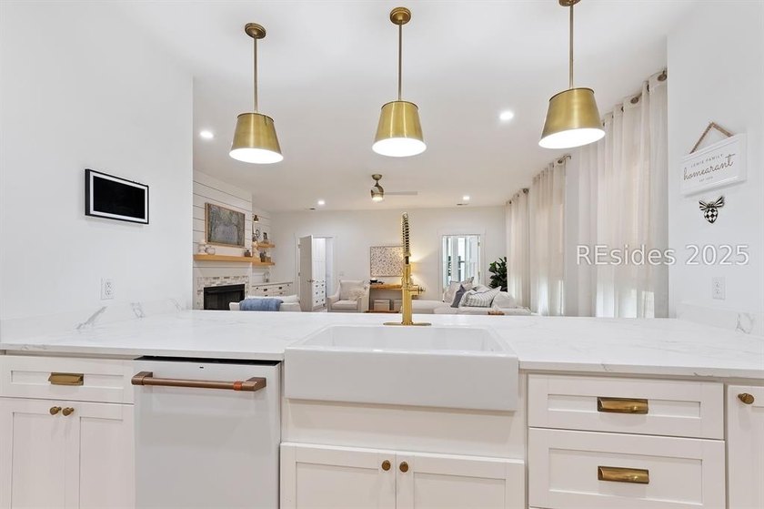 Welcome to this stunning custom-built home in Hampton Lake - photo 13