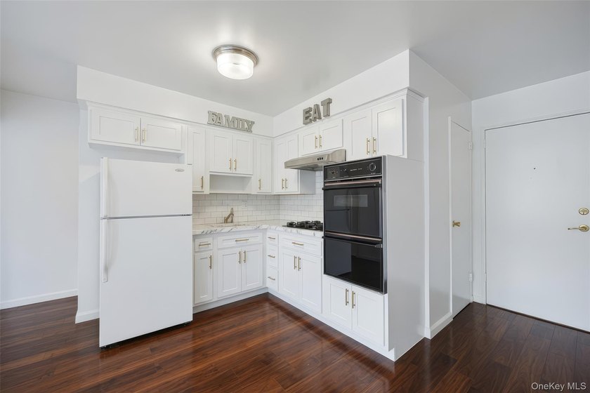 Nice 2 Family, 1 BR Apt and 3 BR apt, All vacant, Two Hot water - photo 3