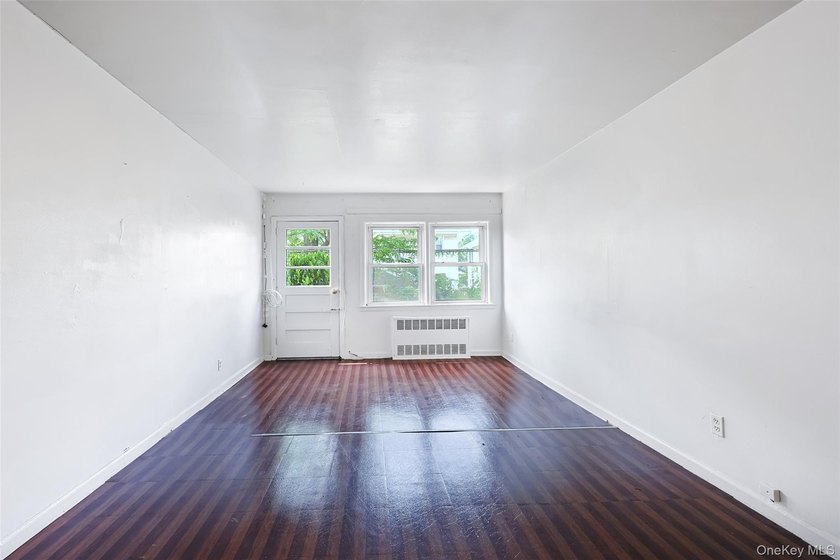 Nice 2 Family, 1 BR Apt and 3 BR apt, All vacant, Two Hot water - photo 4