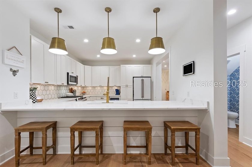 Welcome to this stunning custom-built home in Hampton Lake - photo 15