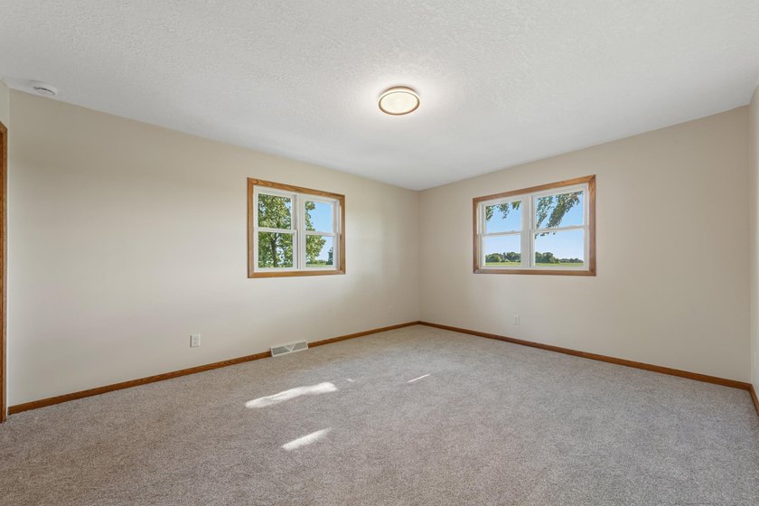 Looking for a move in ready home? This updated split level is - photo 20