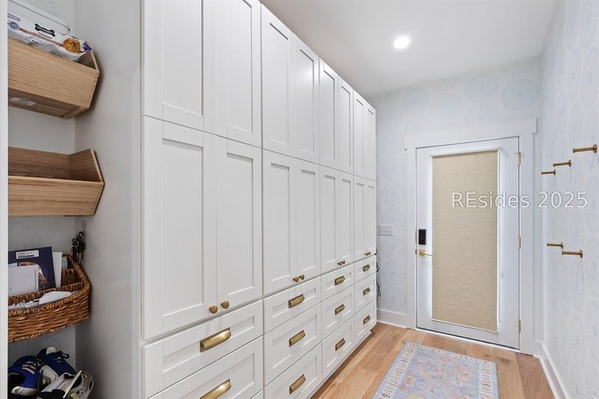 Welcome to this stunning custom-built home in Hampton Lake - photo 21