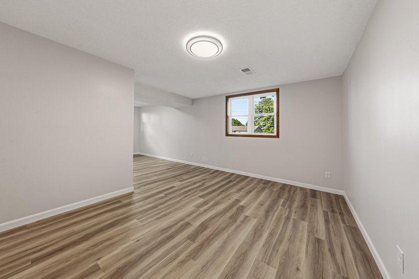 Looking for a move in ready home? This updated split level is - photo 22
